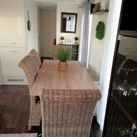 Superdeluxe Stacaravan Met Eigen Tuin En Parkeerplaats Nr 20 *