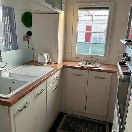 Superdeluxe Stacaravan Met Eigen Tuin En Parkeerplaats Nr 20 캠프장 브레데네
